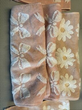 6- Plush Pink Daisy & Bow Bath Towels - Soft Floral Design